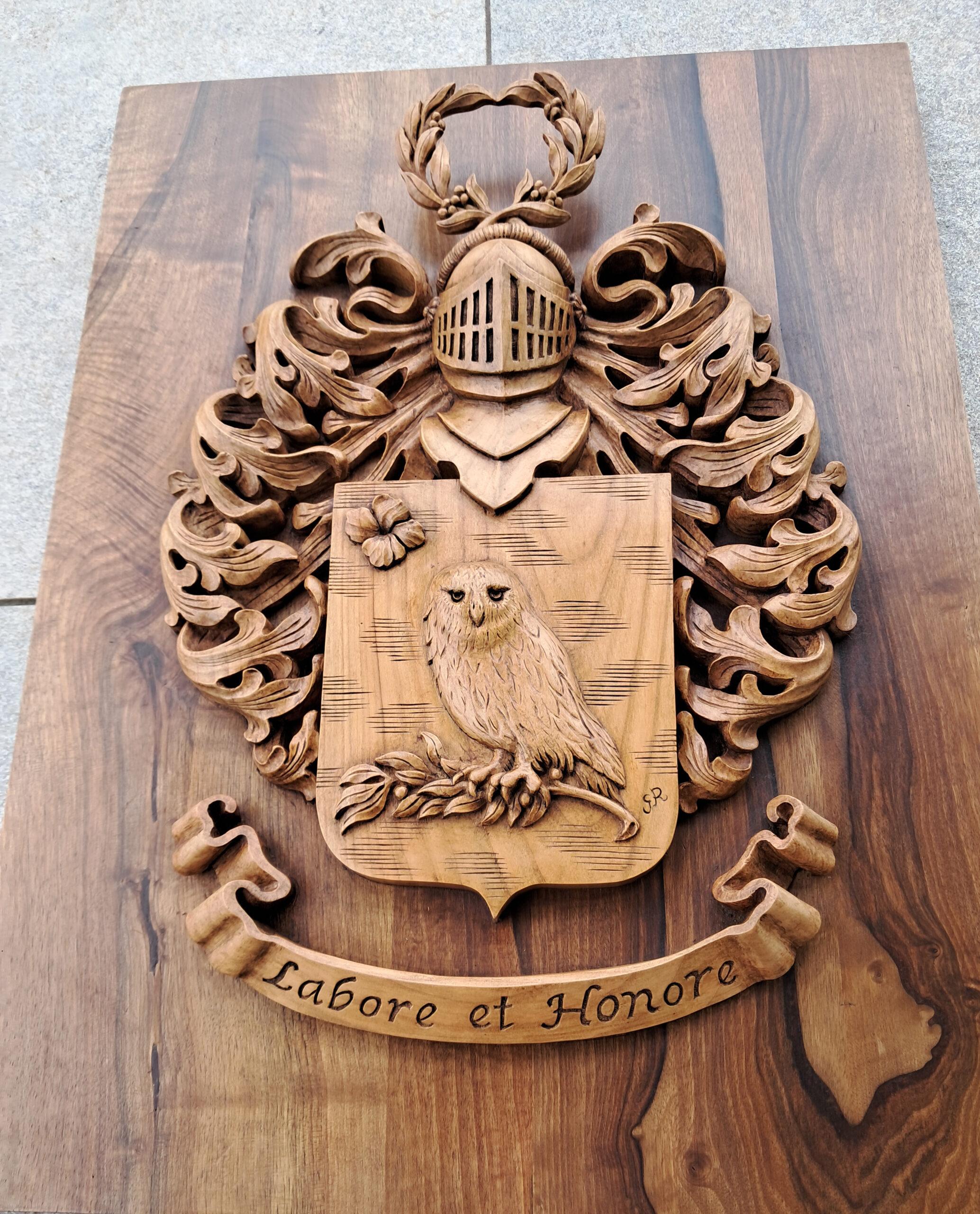 Sculpture sur bois armoirie TREVISAN par Gérard RIANDET Sculpture sur bois armoirie TREVISAN par Gérard RIANDET